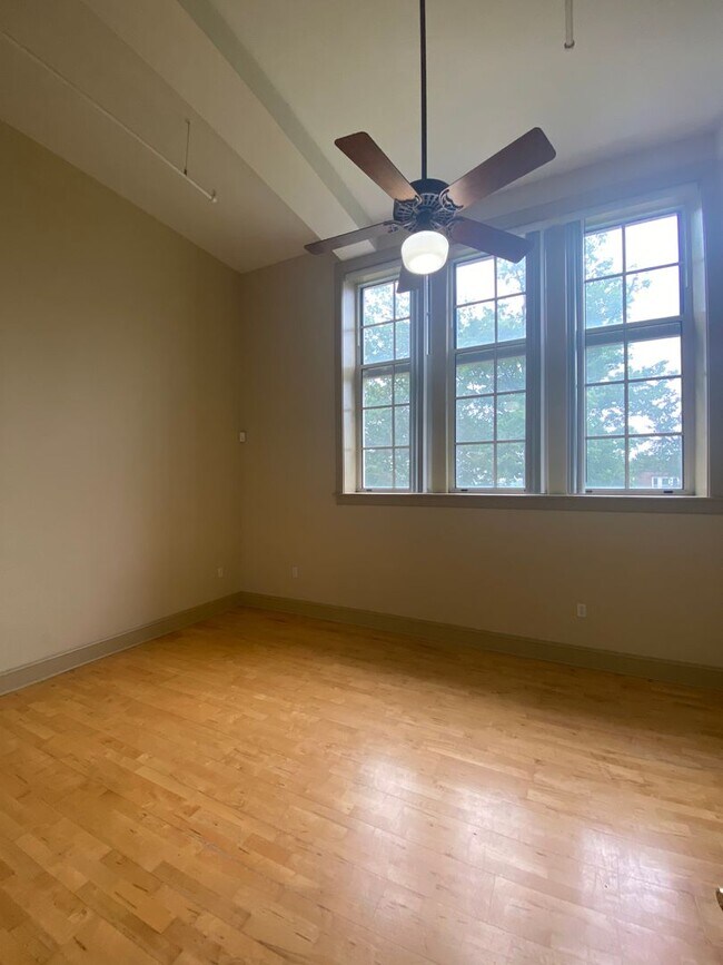 Building Photo - Renovated 2 Bed 1 Bath Apartment with W/D!