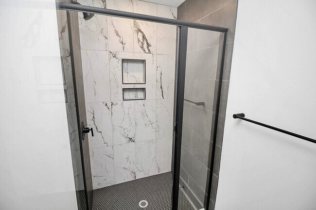 Primary bathroom - 2613 Dr Carver Rd