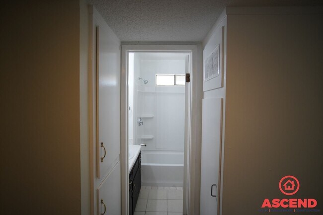 Building Photo - Cozy 3 Bedroom  2bath apartment