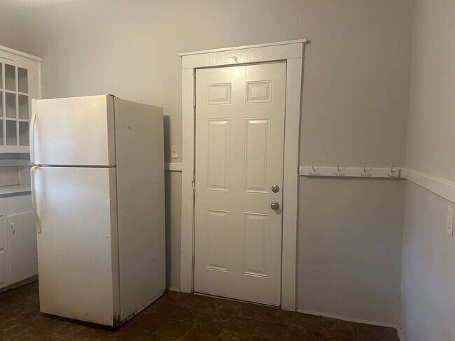 Building Photo - 2124 Maple St