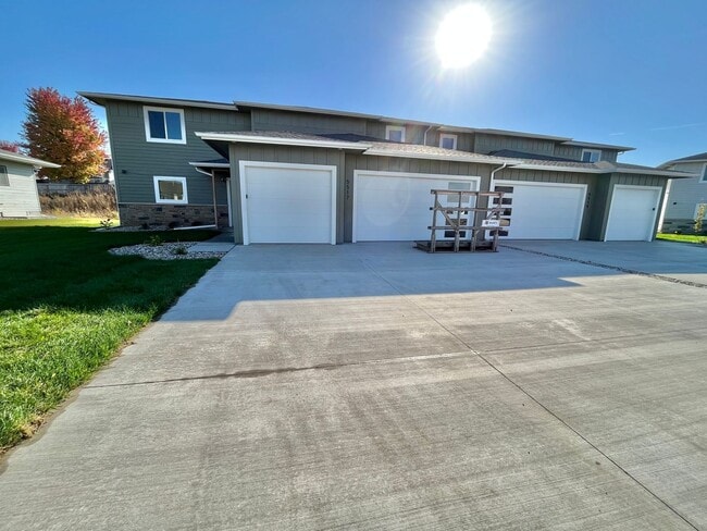 Building Photo - Stunning 5 Bed/2.5 Bath Townhome!