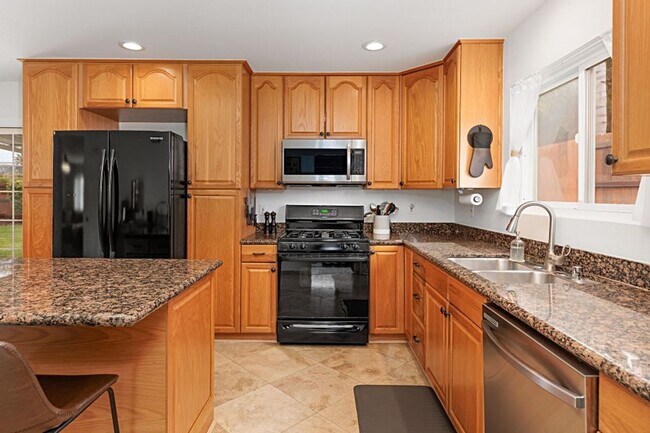 Building Photo - 3 bed 1.5 baths + 2 car garage with a larg...