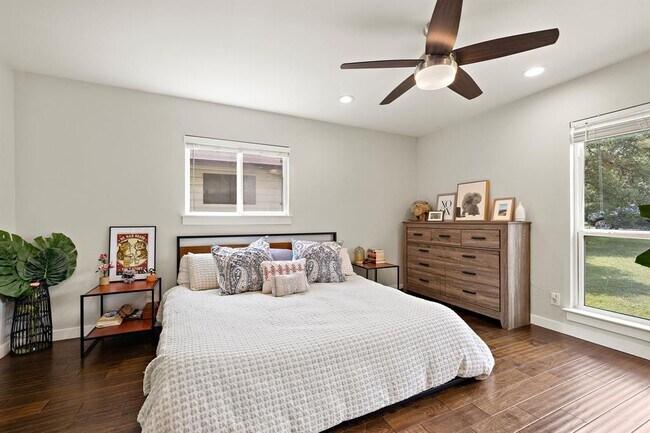Building Photo - 2101 Falcon Hill Dr