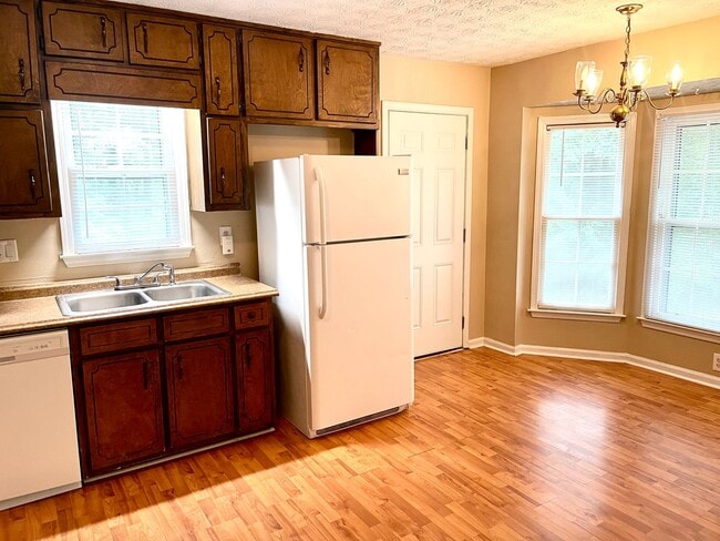 Building Photo - Delightful Upstairs 3 Bedroom / 2 Bathroom Quad-Unit in Fayettevile!