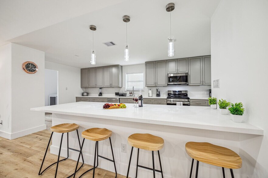 Building Photo - 5631 Cerritos Dr