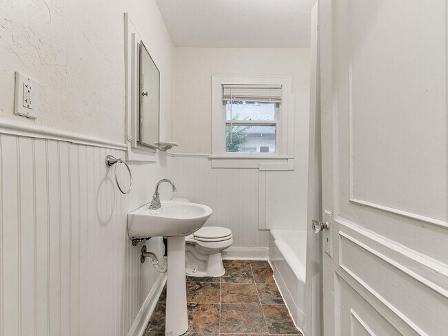 Building Photo - 3 Bedroom 1 Bath home in Shawnee!