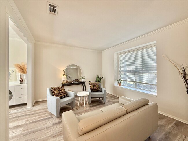 Building Photo - 2 Twin Feather Pl