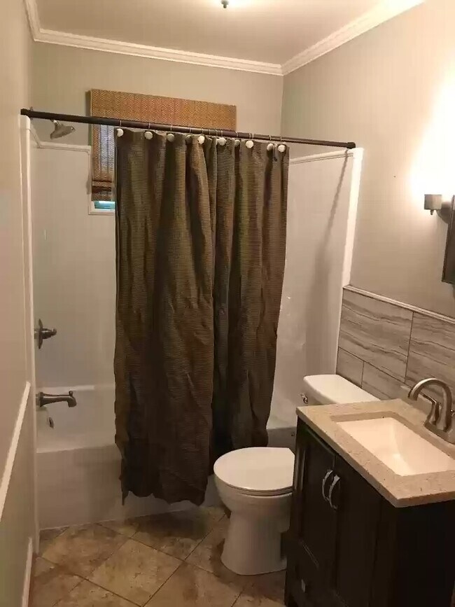 Building Photo - 418 Longest Rd