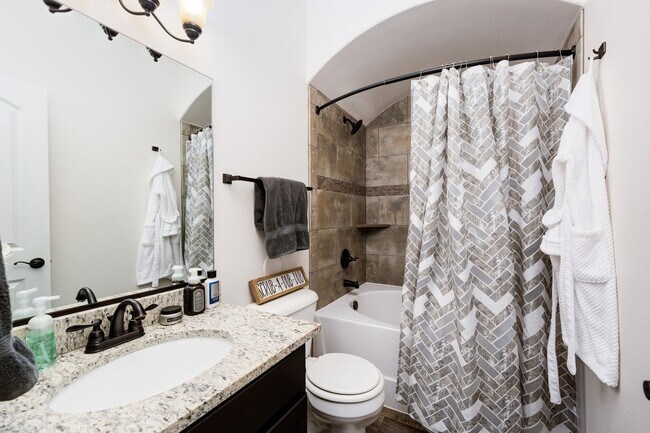 Building Photo - BEAUTIFUL EASTSIDE HOME