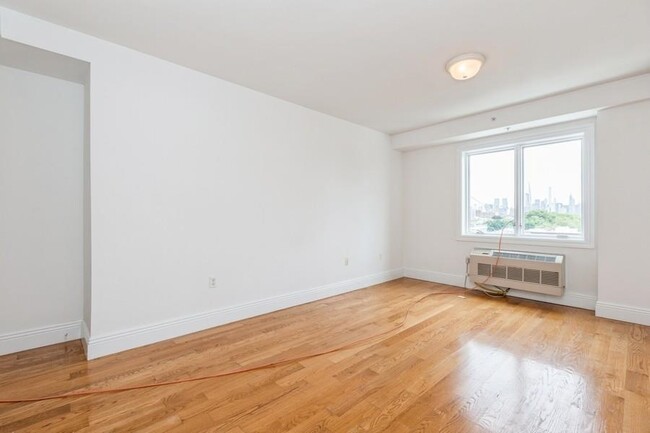 Building Photo - 125 43rd St