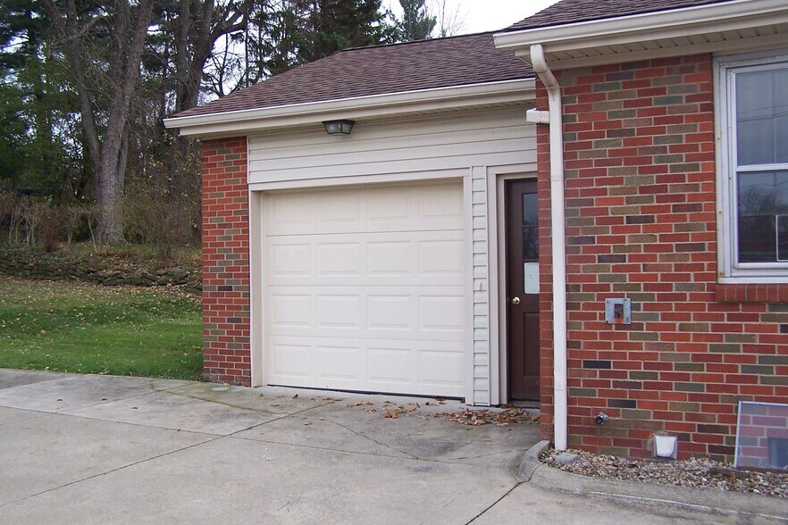 Garage - 17 Grasmere Ave
