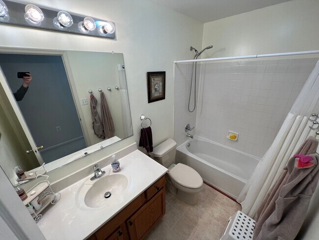 Building Photo - Impressive 4 Bedroom 3.5 Single-Family Hom...