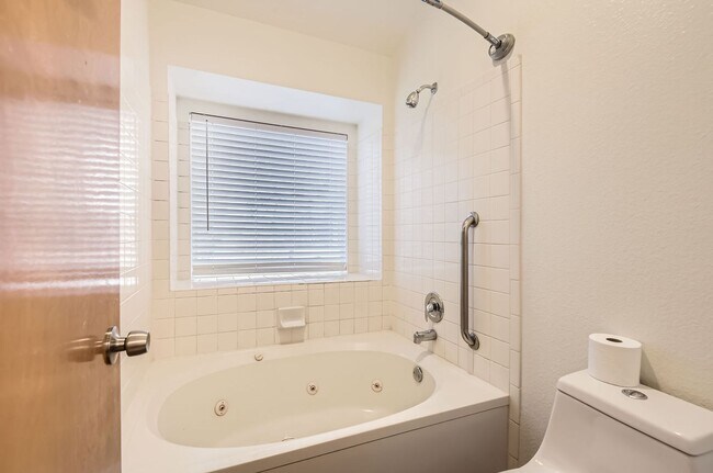 Building Photo - Beautiful Move in Ready Ranch Home in Sanderson Creek Neighborhood of Lakewood- New paint and car...