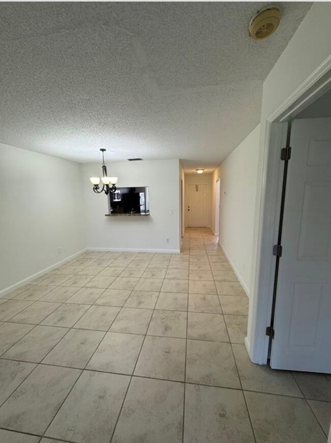 Building Photo - 445 Lakeview Dr