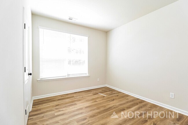 Building Photo - Beautiful 3BR 3.5BA Townhome w/ Full Appliance Kitchen Garage Parking in University