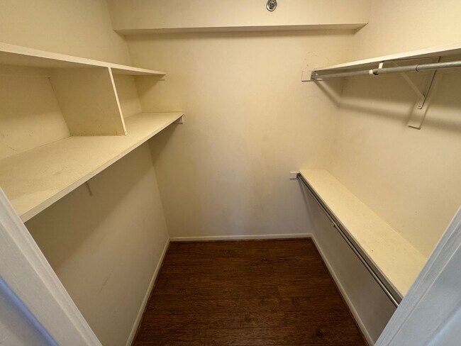 Building Photo - Bright And Spacious 2 Bed 1.5 Bath Condo W...