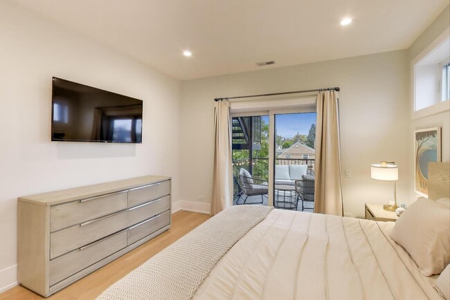 Building Photo - 3320 N Narragansett Ave