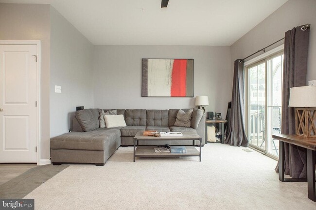 Building Photo - Stunning 3bd 2.5bth townhome in the Pondview community in Millersville.