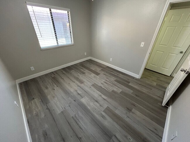 Building Photo - BEAUTIFUL 2 BED 2 BATH SECOND FLOOR CENTRAL LAS VEGAS CONDO