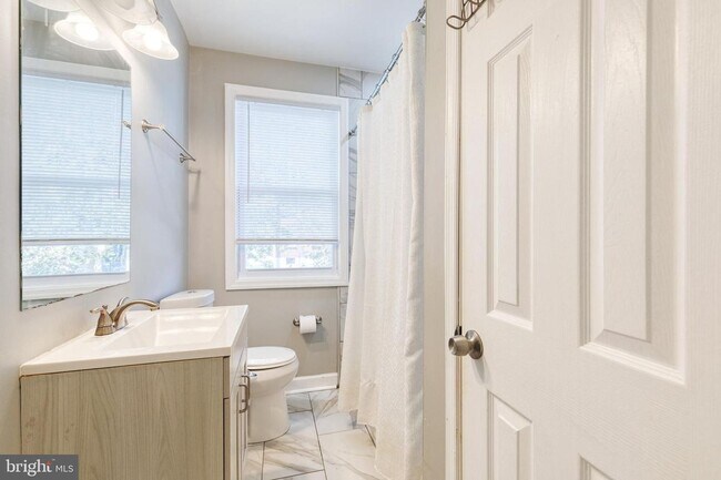 Building Photo - Welcome to this beautifully renovated 4bd 2bth end-of-group townhome in Baltimore!