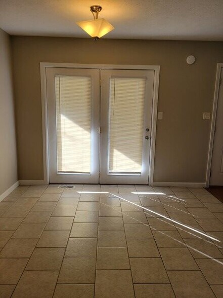 Building Photo - 1915 N Blackfoot Dr