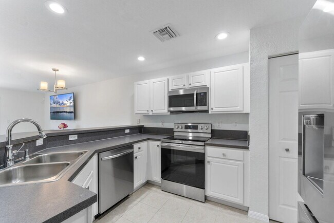 Building Photo - 16129 Sierra Palms Dr