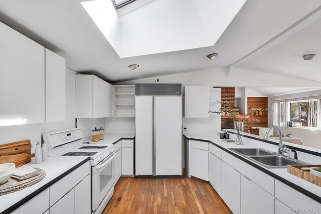 Building Photo - 15 Community Rd