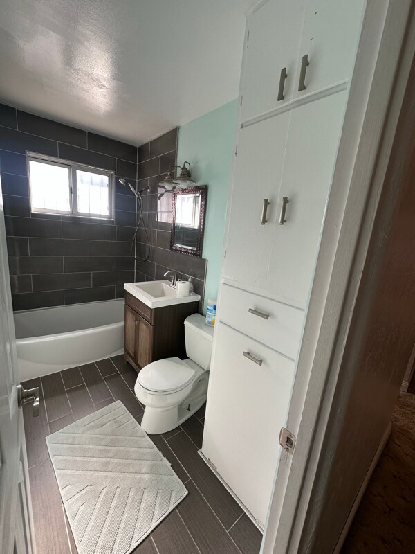 Building Photo - 1124 Indiana St SE