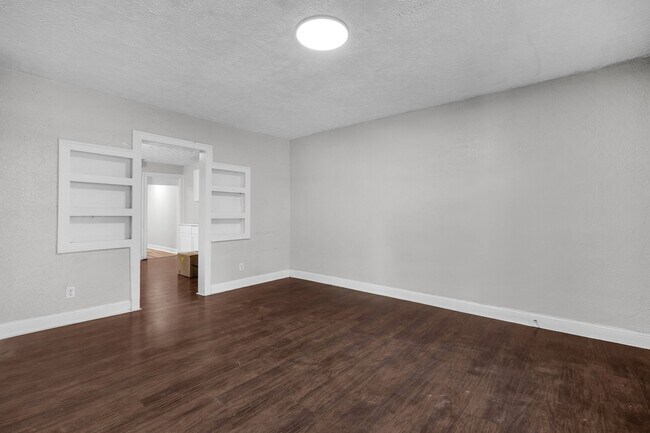 Building Photo - 409 N Oakland Ave