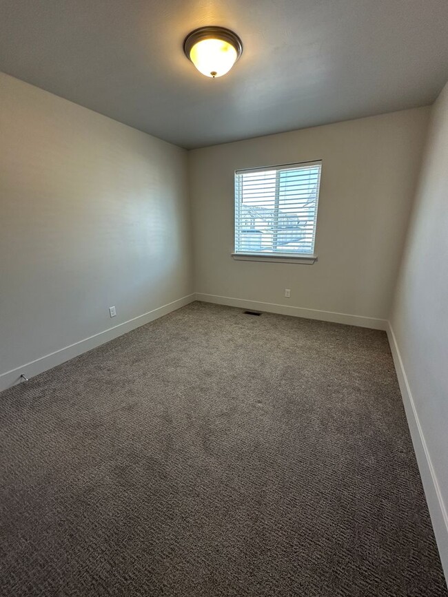 Building Photo - $500 OFF FIRST MONTHS RENT IF LEASE SIGNED...