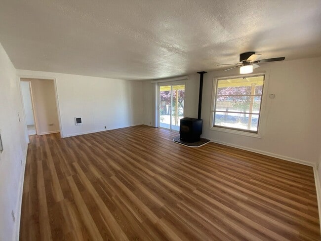 Building Photo - 710 W Broccoli St