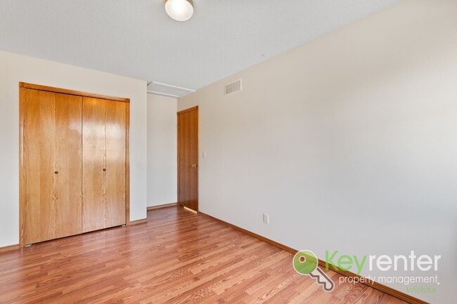 Building Photo - Beautifully Updated 3-Bedroom Bi-Level Home Near Wichita – Cul-de-Sac Location