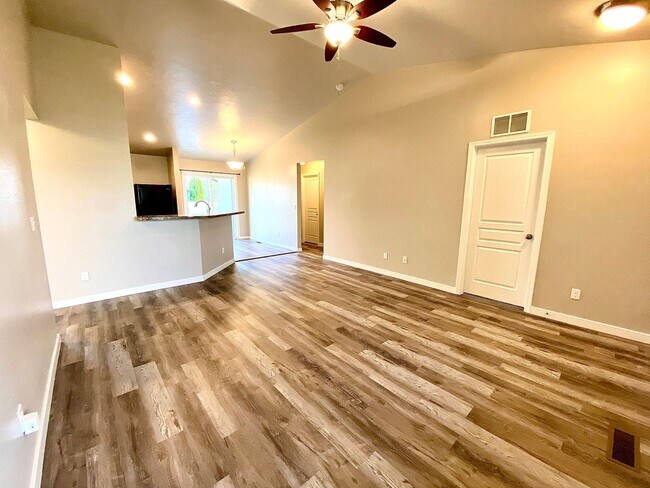 Building Photo - 4 Bedroom + Bonus with 2 baths available 8/22