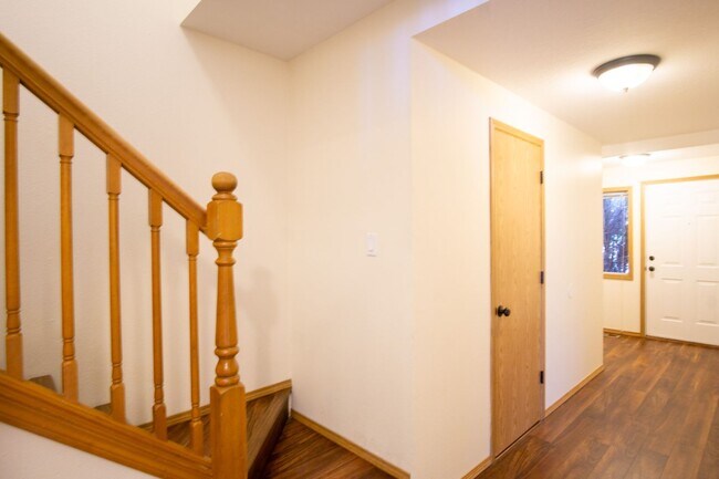 Building Photo - Great Piedmont 3 Bdr Townhouse w/Fireplace, DW + Garage!