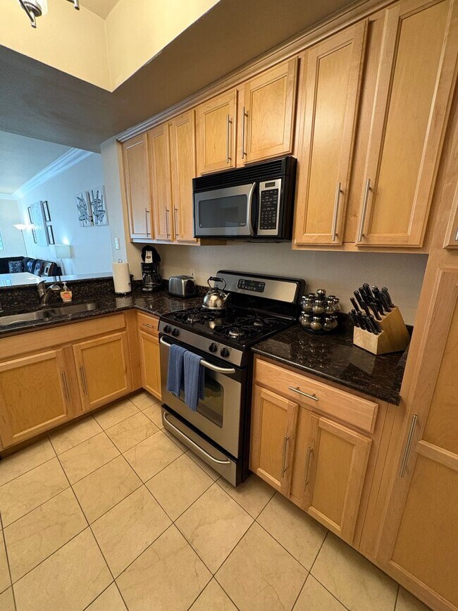 Building Photo - Long or short term available!  Live in luxury in this fully furnished 2 bedroom condo.