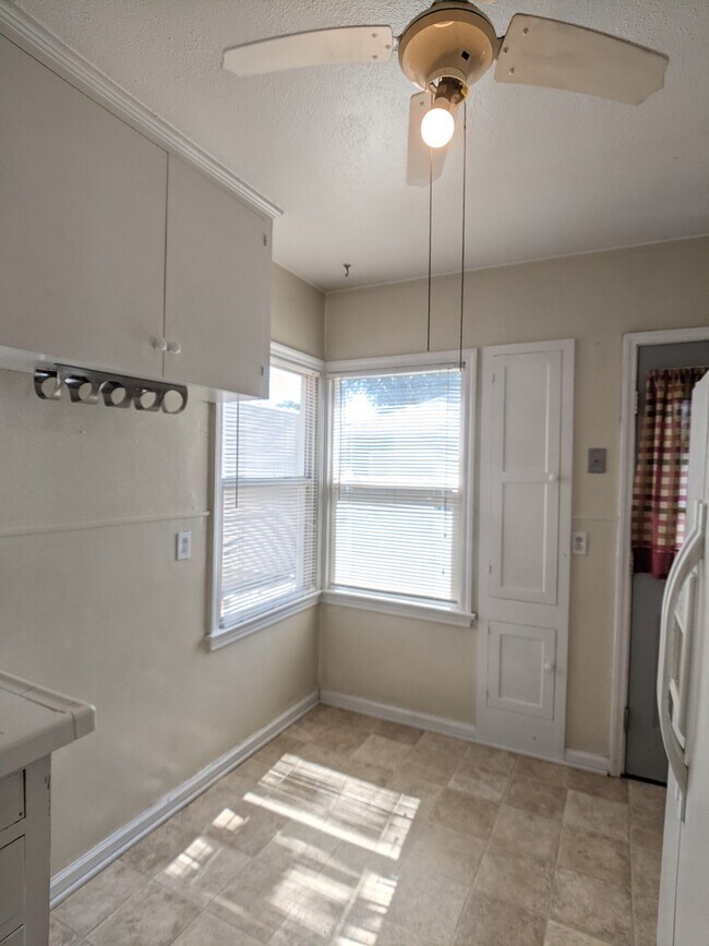 Building Photo - 1428 Axtell St