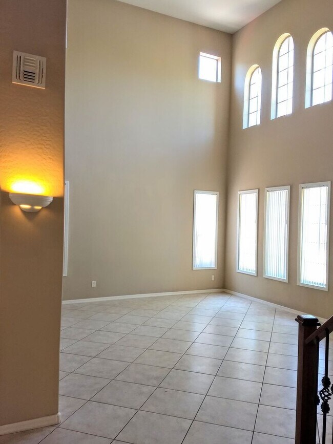 Building Photo - HUGE 5 bedroom, 3 bathroom in Glendale