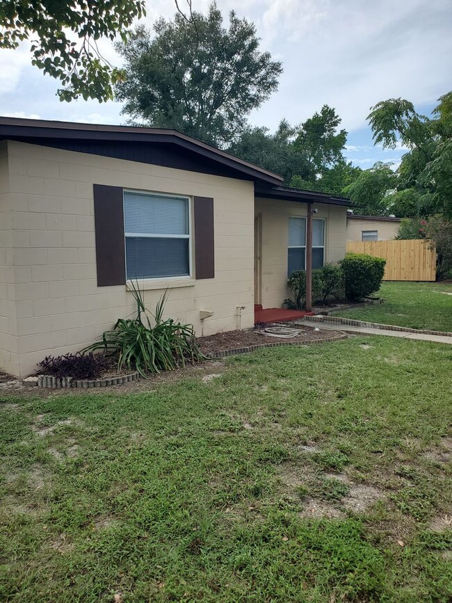 Building Photo - Clean & Cozy 2 Bedroom Home