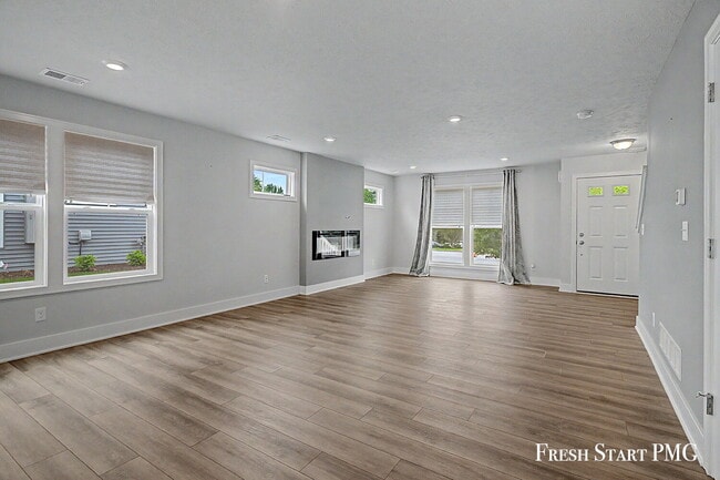 Building Photo - 3-Bed with 2.5 Baths in Rockford's Serene Setting with Fenced in Yard