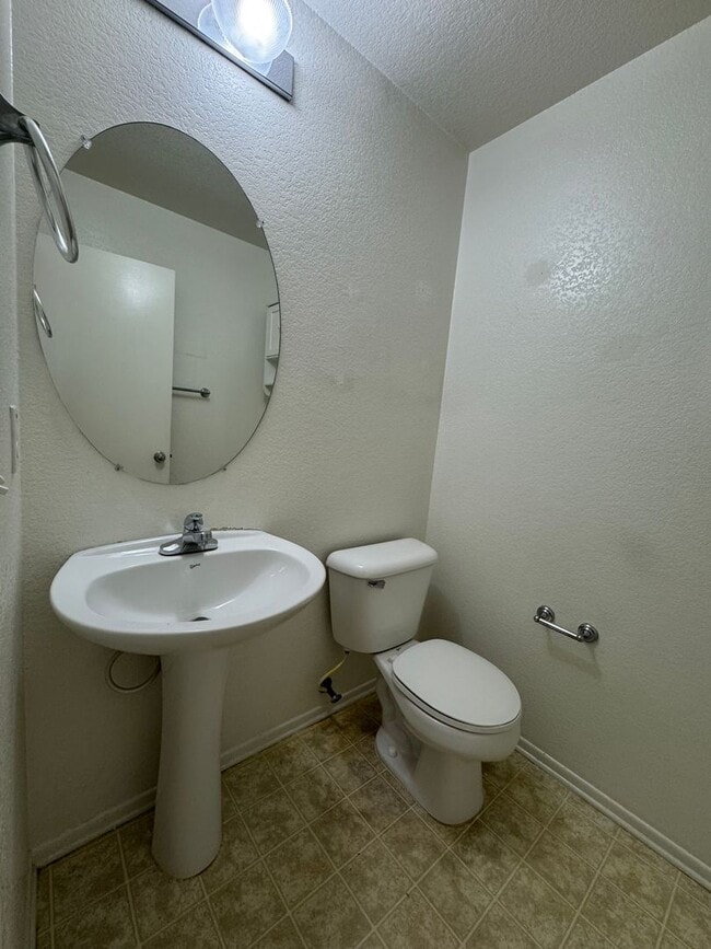 Building Photo - Spacious 3 Bedroom Home in Victorville