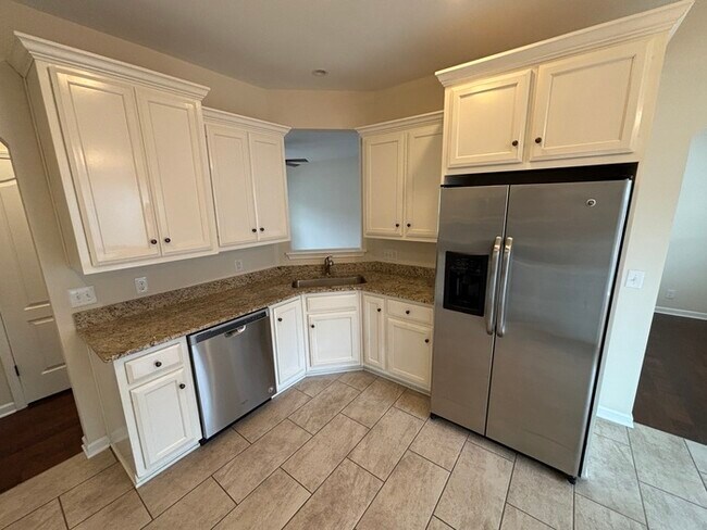 Building Photo - White House townhome available with 1 car ...