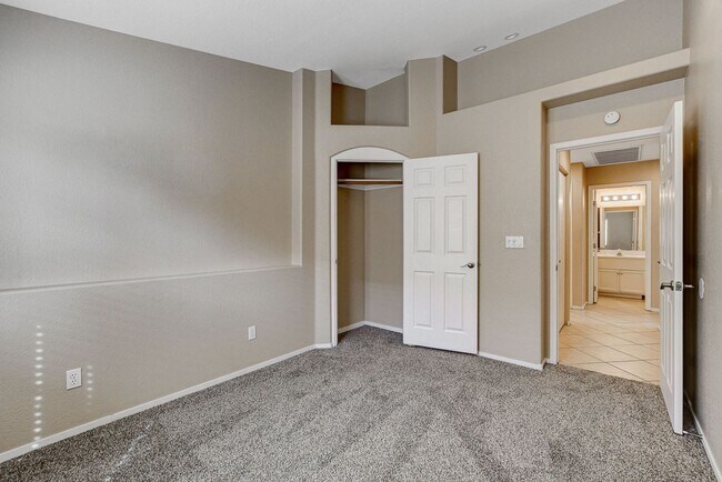 Building Photo - Adorable single story in a gated community!