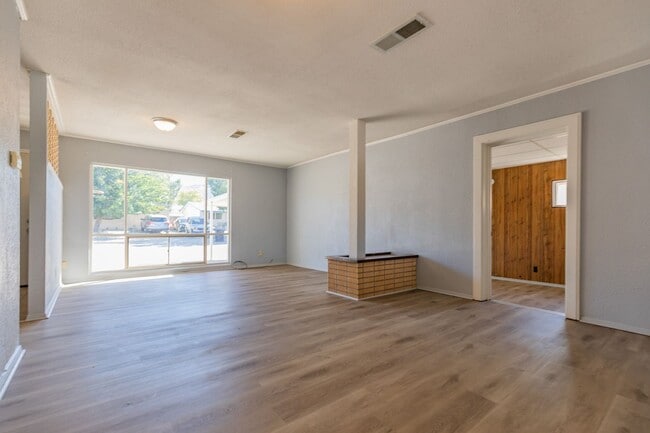 Building Photo - Well Maintained 3 Bedroom 1.5 Bath Home!
