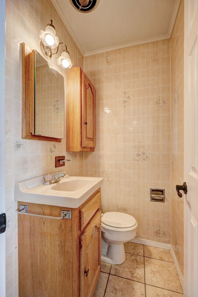 Building Photo - 3 Bed 1.5 Bath in Del City!