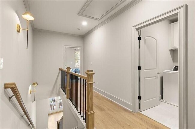 Building Photo - 722 Lakeview Ave NE