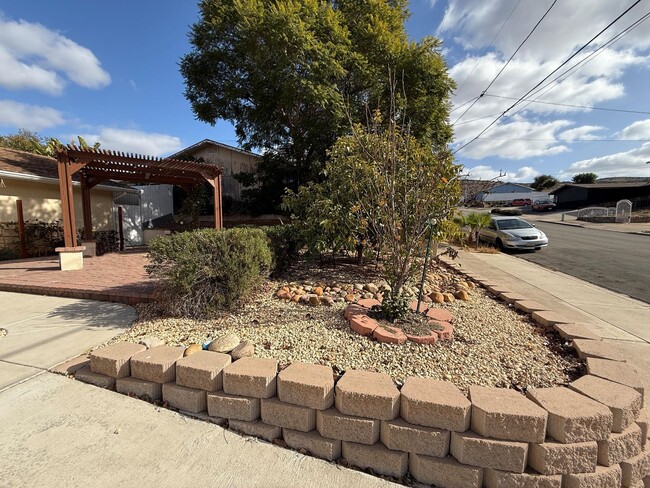 Building Photo - Single Story, Single Family Home with Upgr...