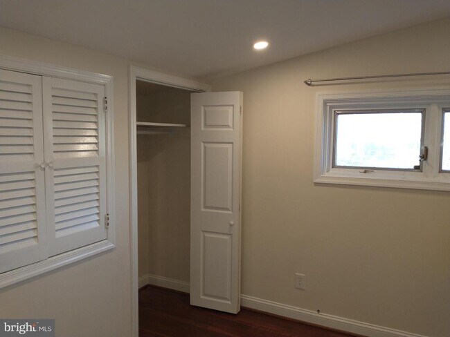 Building Photo - 512 Dartmouth Dr