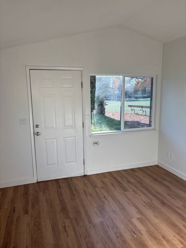 Building Photo - 309 King St