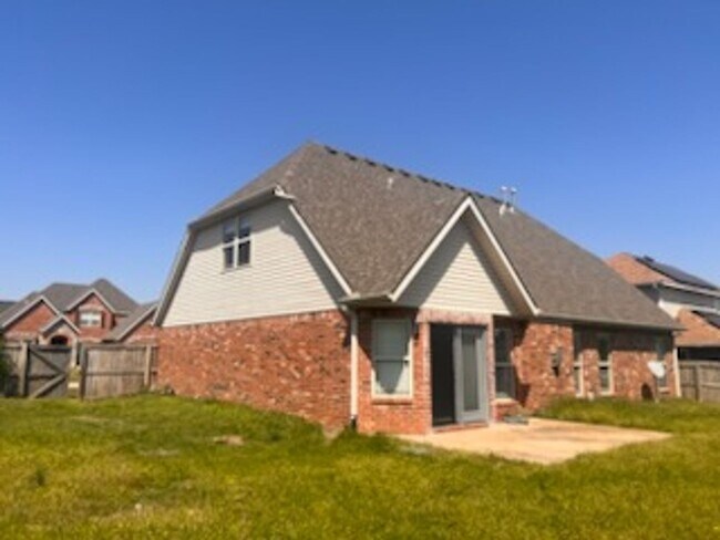 Building Photo - Spacious 4 Bedroom Home in Centerton