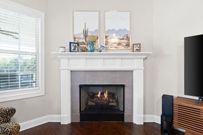 Building Photo - Pet Friendly Three Bedroom with Bonus!